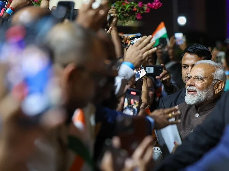 PM Modi welcomed by Indian Diaspora in Doha | - X/@narendramodi
