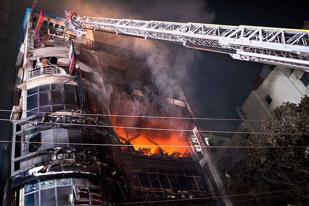 Photo: AP/Mahmud Hossain Opu : Bangladesh Fire