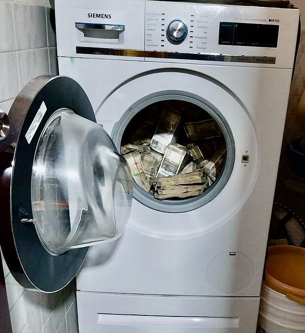 X/@ANI : The Enforcement Directorate recovers cash from a washing machine |