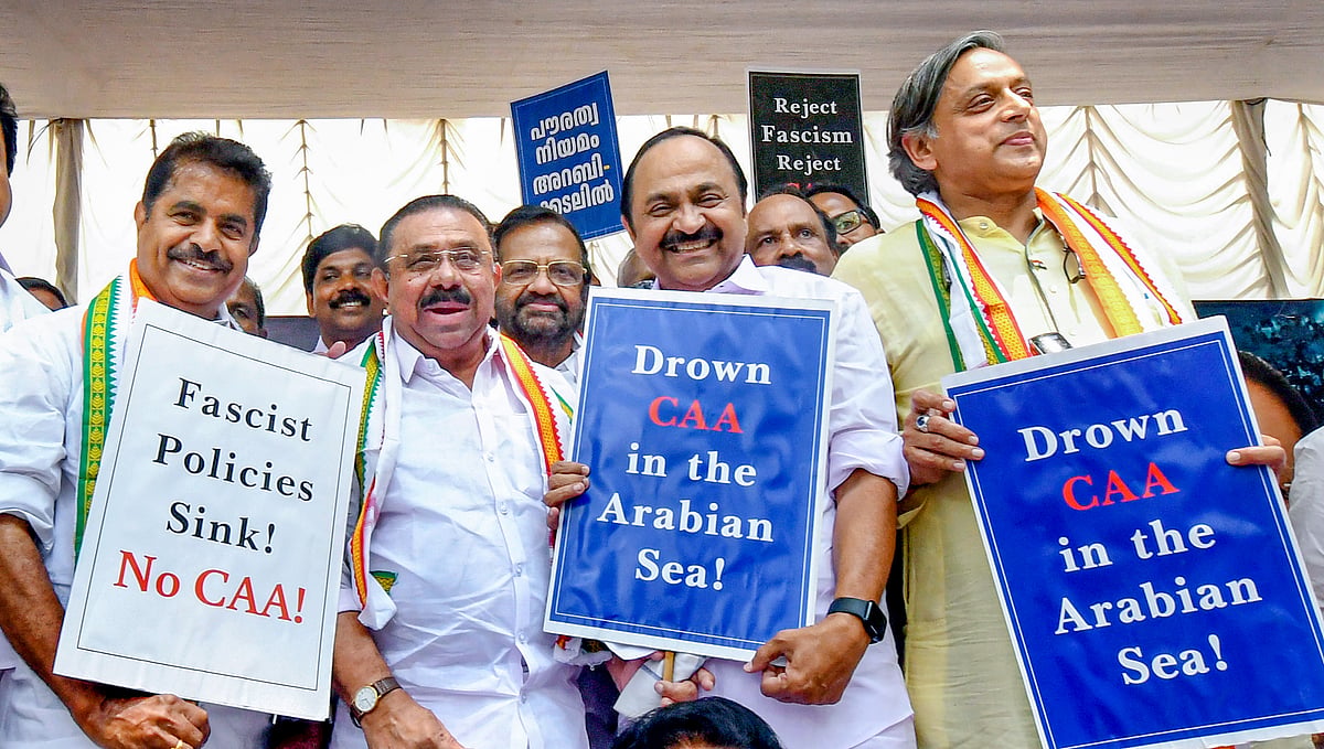 Getty Images : Congress leaders Shashi Tharoor, Opposition leader VD Satheesan, UDF convenor MM Hassan and MP Adoor Prakash during a protest organised by the party outside the Kerala Raj Bhavan.