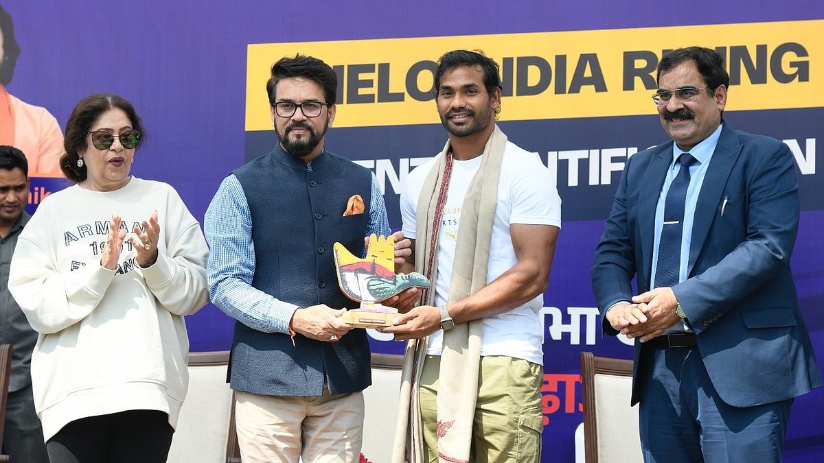 Kishore Kumar Jena (second from right) poses with Anurag Thakur (second left) and other dignitaries. - Khelo