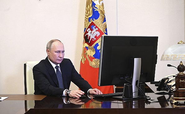 Getty Images : Russian President Vladimir Putin casts his vote electronically during presidential elections in Moscow, Russia on March 15, 2024