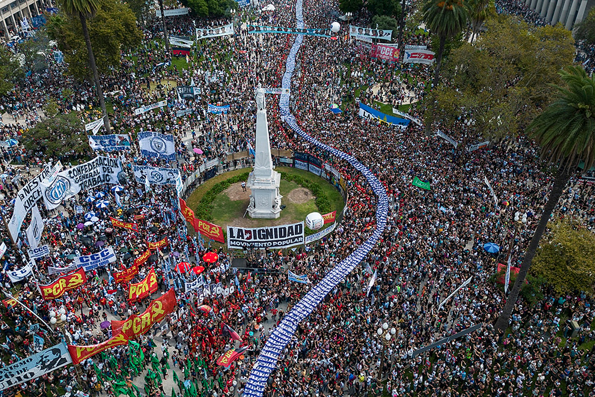 Thousands Gather For Massive March Over Argentina Coup Anniversary | Pics