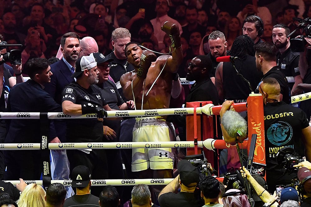| Photo: AP : Saudi Arabia Boxing Joshua vs Ngannou