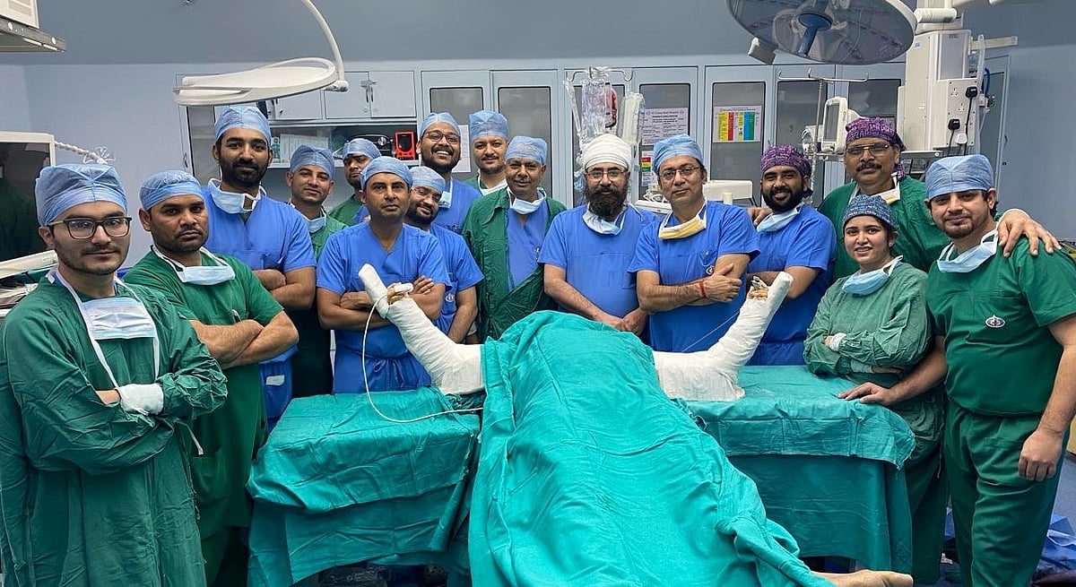X/@DDNewsLive : Delhi doctors with the patient after the first successful bilateral hand transplant |