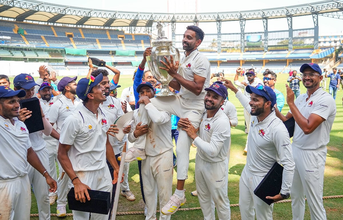 Retiring Dhawal Kulkarni lifts the championship trophy after Mumbai beat Vidarbha in the final of Ranji Trophy 2024 at the Wankhede Stadium, in Mumbai on March 14, 2024. - PT