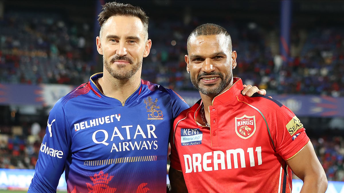 RCB captain Faf du Plessis (L) with PBKS skipper Shikhar Dhawan after the toss in IPL 2024. - Photo: X/ @IPL