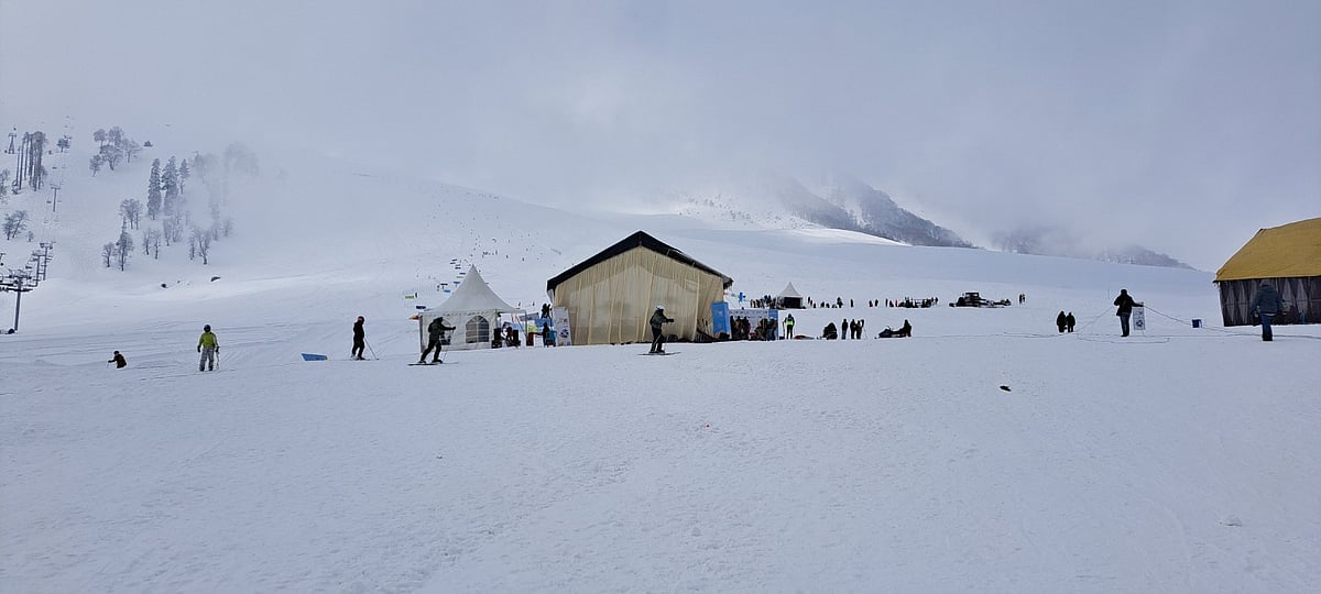 By Naseeer Ahmad : Skiers in the kangdoori area of Gulmarg