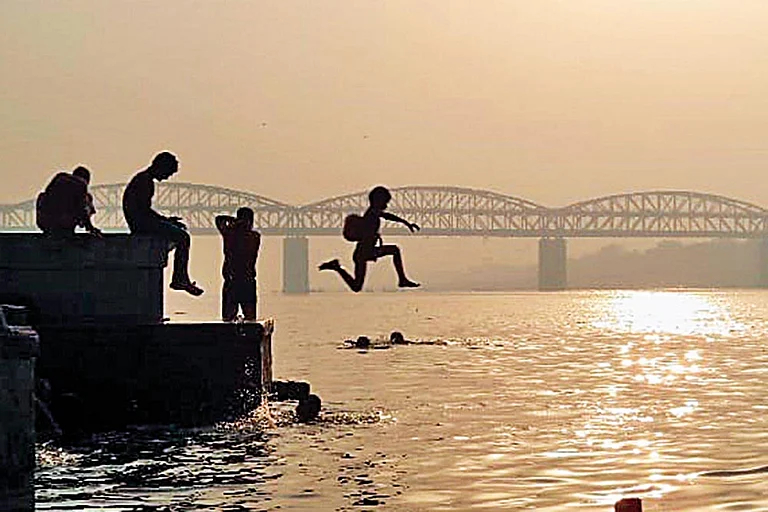 The Ganga Flows On: Daily life goes on in Benares as its peripheries expand into malls and evening aartis become more performative - Photo: Pelva Naik