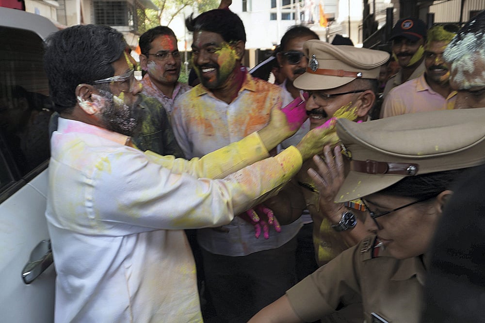 Holi celebrations at Eknath Shindes residence
