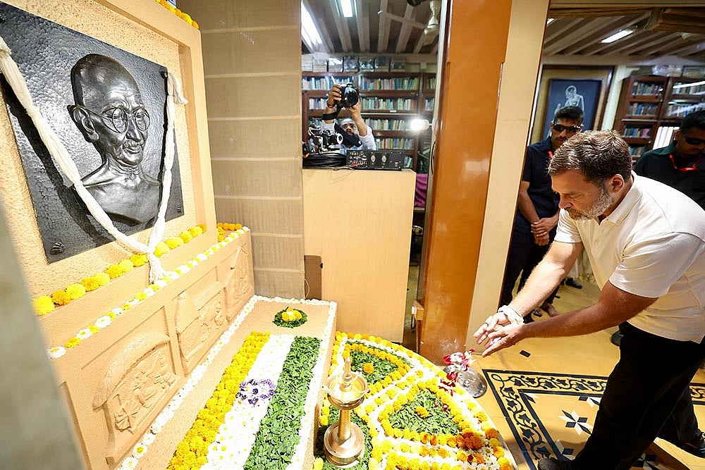 Congress leaders at Mahatma Gandhis home in Mumbai