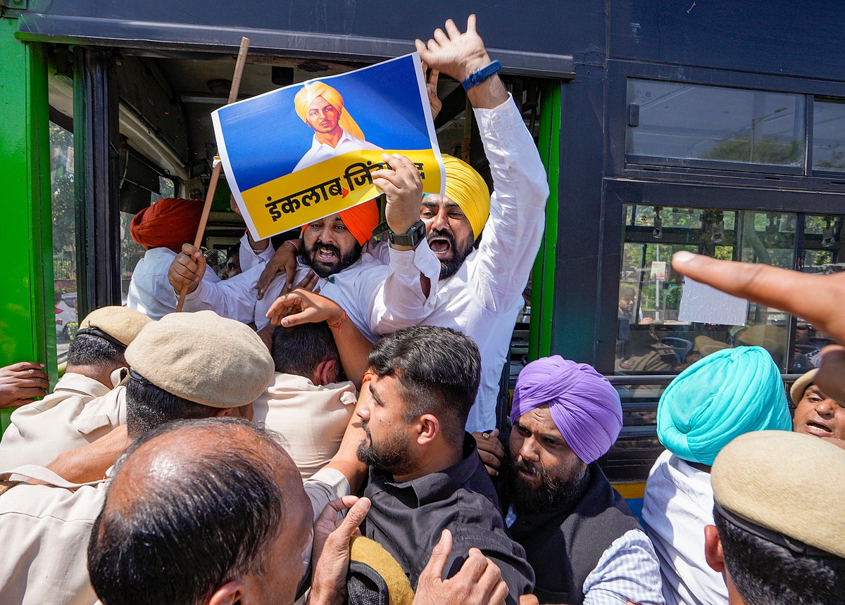 Police detain AAP supporters gathered at the Shaheedi Park to protest over the arrest of Delhi Chief Minister Arvind Kejriwal, in New Delhi, Saturday, March 23, 2024.  - PTI