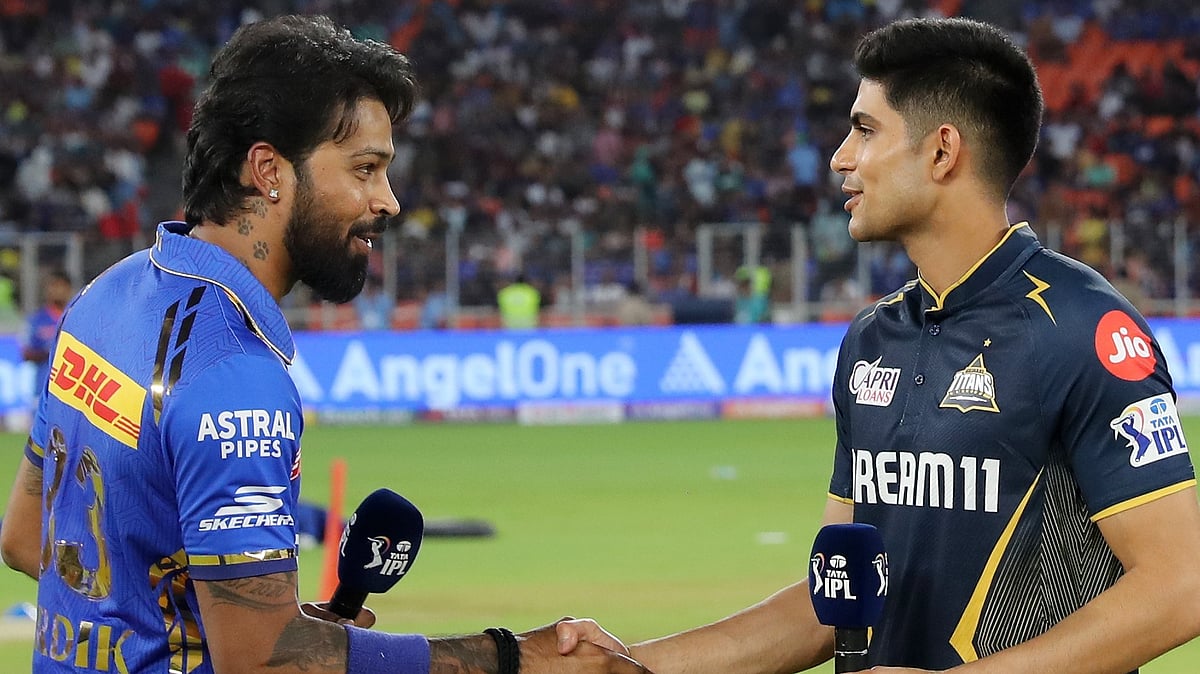 X/mipaltan : MI Skipper Hardik Pandya (left) shakes hands with GT's Shubman Gill at the toss.