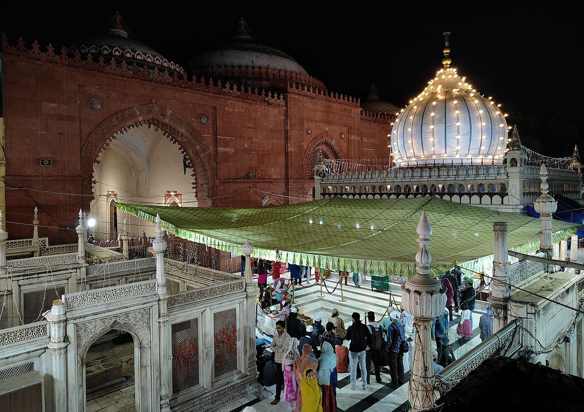 An illuminated glimpse of the dargah shareef of 12th century sufi-saint Nizamuddin Auliya 