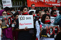 Getty Images : People in Bangladesh protest demanding the release of photographer Shahidul Alam in front of National Museum in Dhaka, on November 13, 2018.