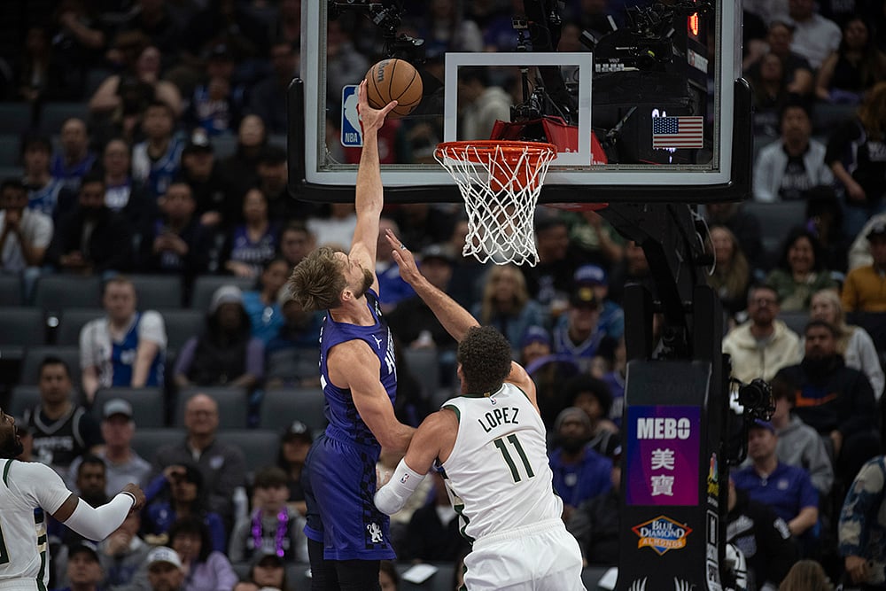 NBA 2023-24: Sacramento Kings vs Milwaukee Bucks