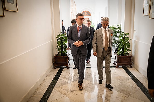 Getty Images : Minister of Foreign Affairs of Ukraine Dmytro Kuleba (L) and Minister of External Affairs of India Subrahmanyam Jaishankar