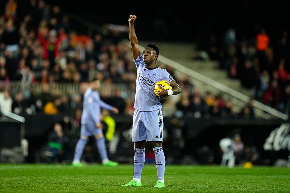 Photo: AP/Jose Breton : La Liga: Real Madrid vs Valencia