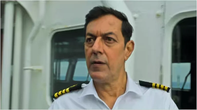 Rajat Kapoor In A Still From ‘Lootere’ - YouTube