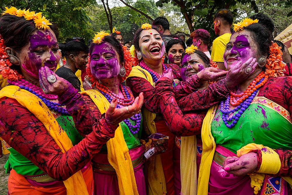 | Photo: AP/Bikas Das : Holi celebrations in Kolkata