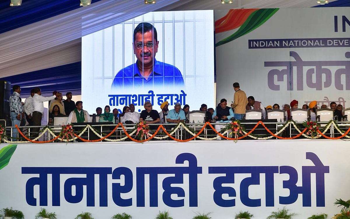 Outlook/Tribhuvan Tiwari : Opposition's Ram Lila Maidan meet |