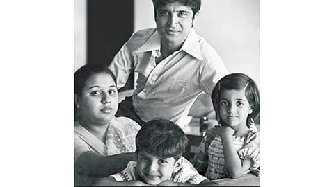 Javed and Honey with kids, Zoya and Farhan