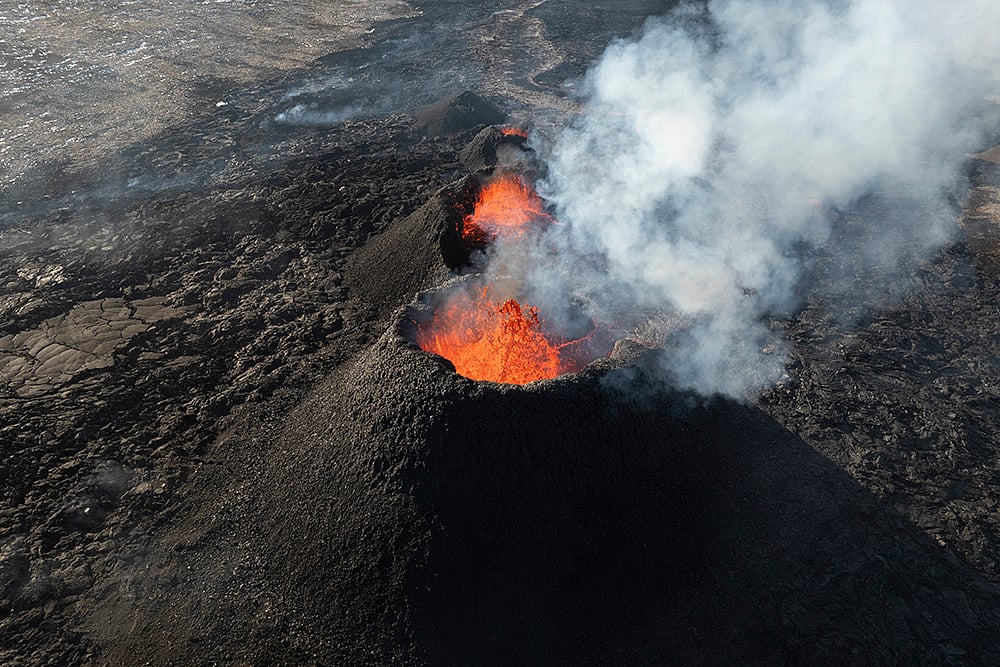 | Photo: AP/Marco di Marco : Iceland Volcano