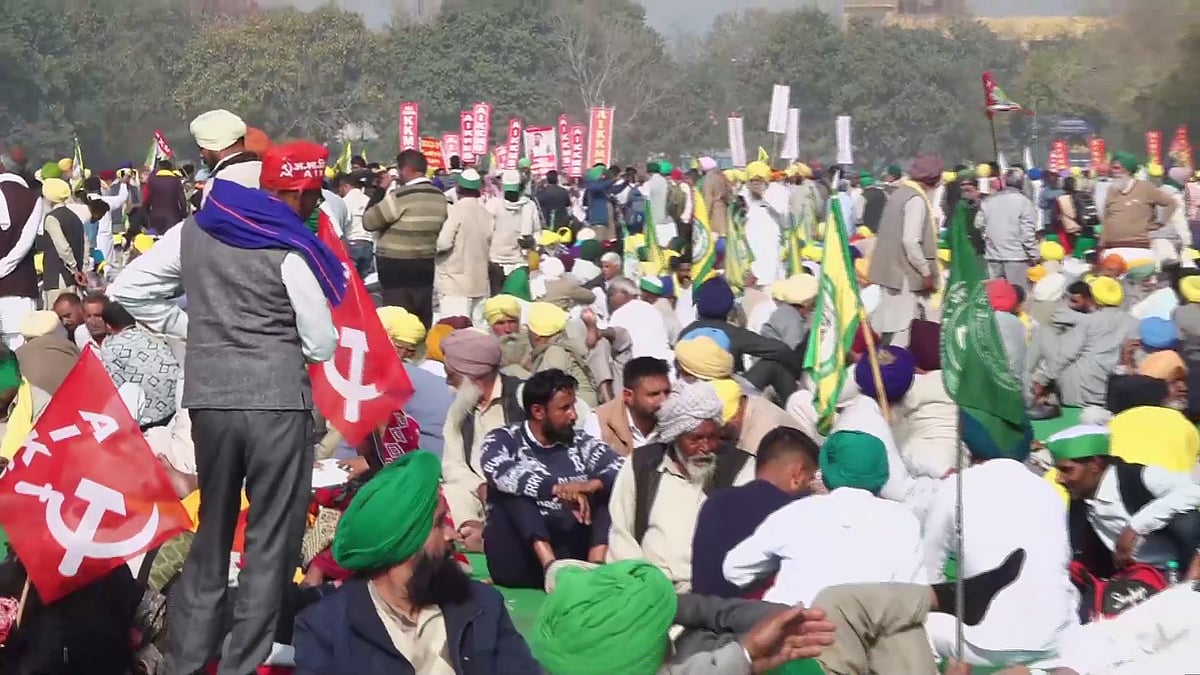 PTI : Farmers gather at Delhi's Ramlila Maidan for 'Kisan Mahapanchayat'