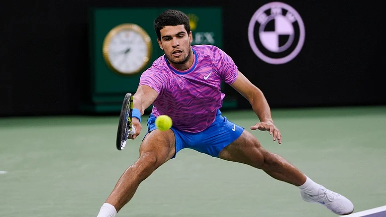 Carlos Alcaraz reaches for a shot from Jannik Sinner during the Indian Wells Open 2024 semi-final in California. - Photo: AP/Ryan Sun