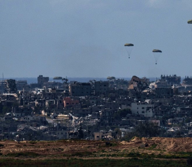AP : US airdrops aid into the northern Gaza Strip |
