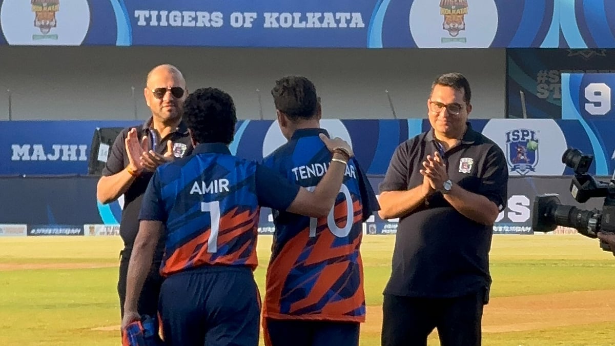 Sachin Tendulkar (L) and Amir Hussain Lone wore t-shirts with each other's names in the Indian Street Premier League inauguration match. - Photo: X/ @sachin_rt
