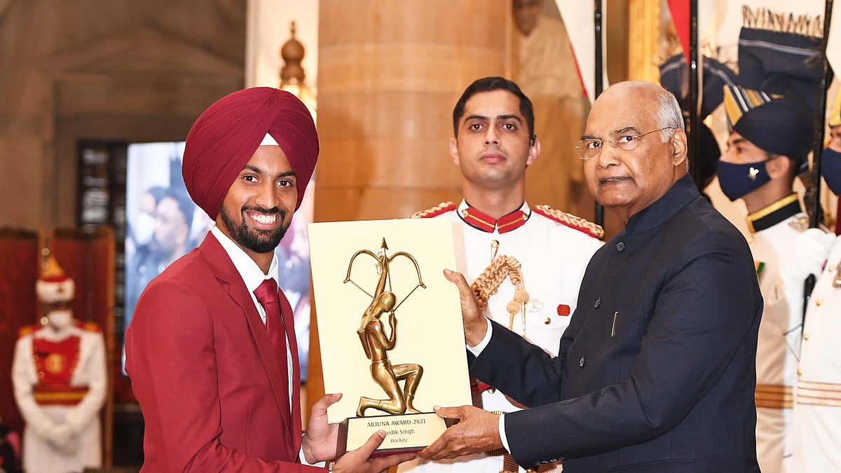 X (President of India) : President Ram Nath Kovind confers Arjuna Award on Hardik Singh in 2021.