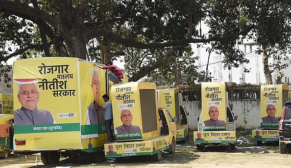 Getty Images : Labours preparing campaigning vans of Bihar Chief Minister and JDU national president Nitish Kumar for Lok Sabha elections 2024