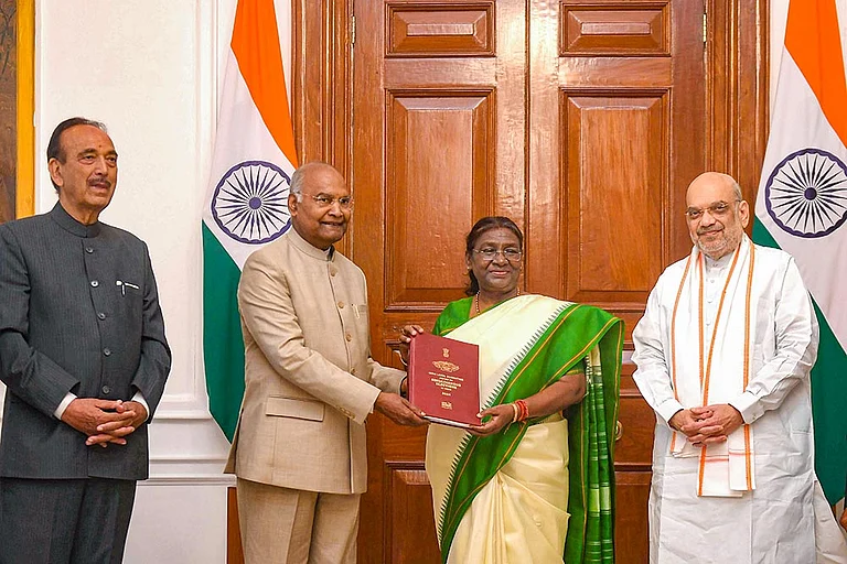 Former President Ram Nath Kovind presents report on ''One Nation, One Election'' to President Droupadi Murmu. - Photo: PTI