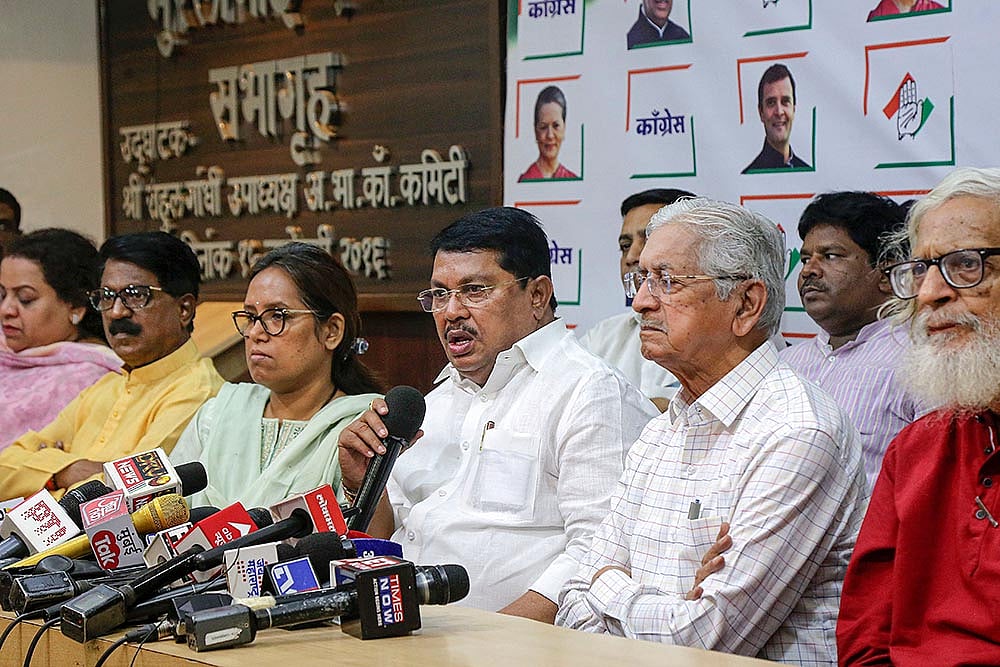 Vijay Wadettiwar addressing media