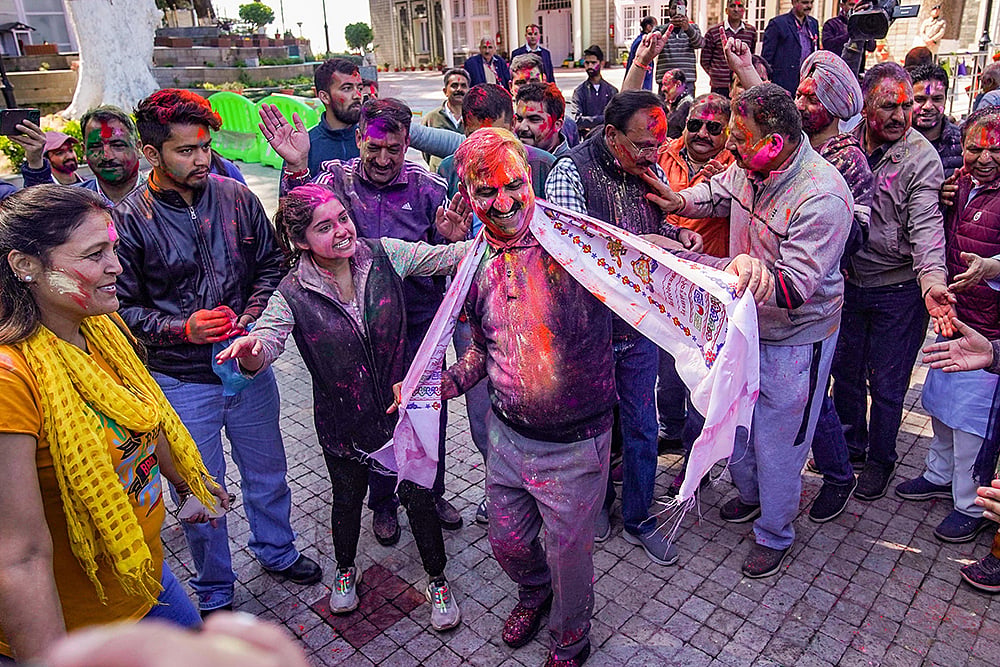 Holi celebrations at Sukhvinder Sukhus residence