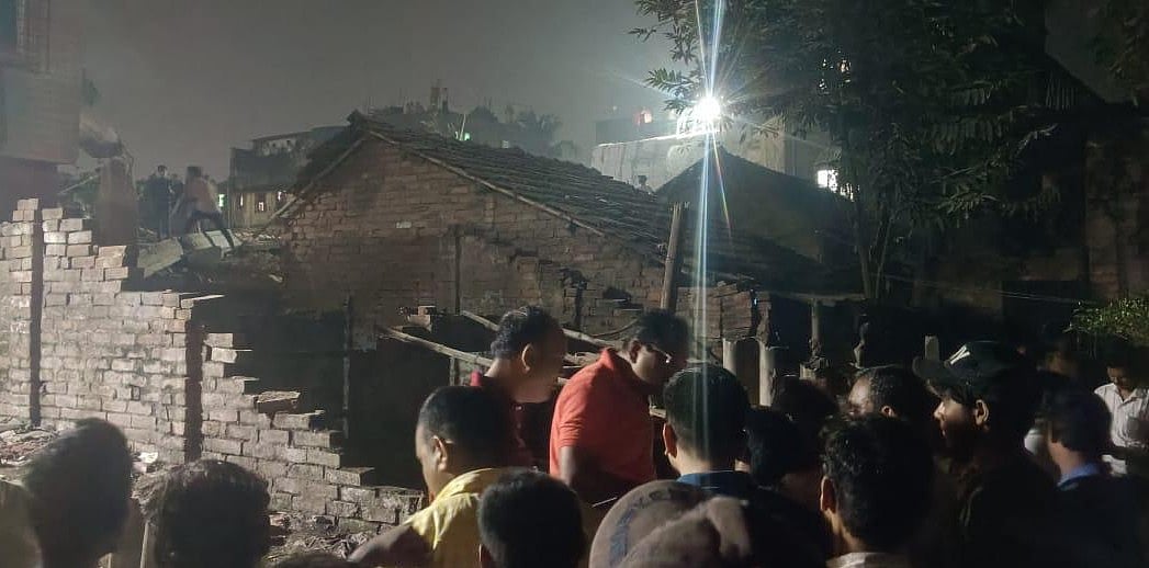X/@SuvenduWB : Under-construction building collapses in Kolkata |