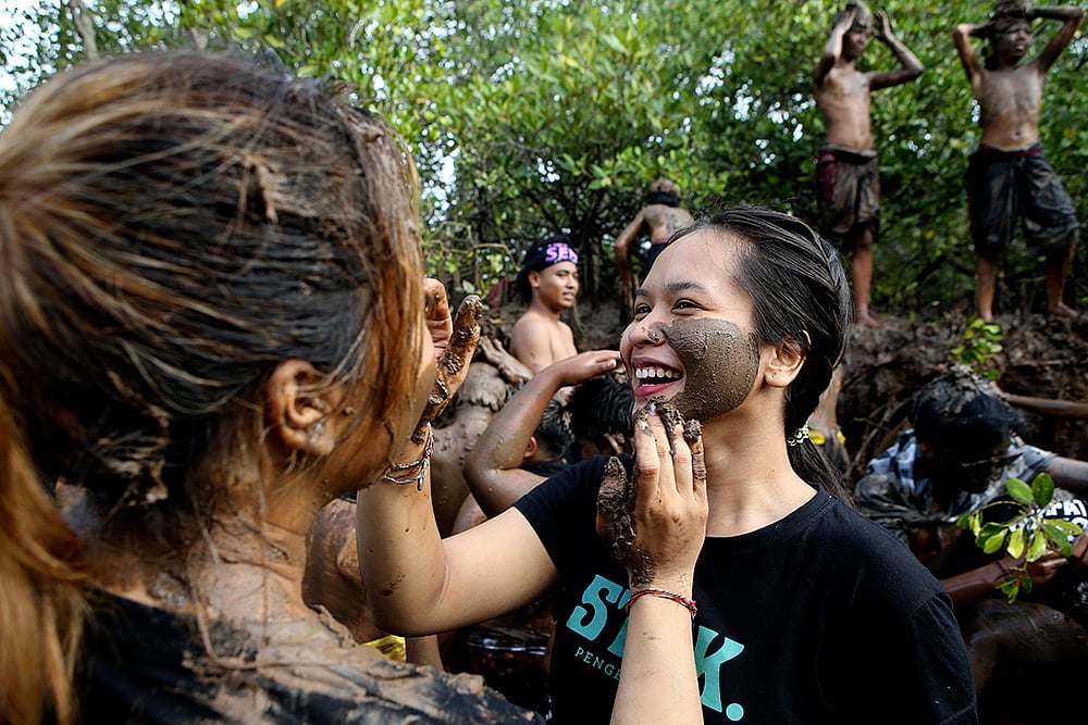 | Photo: AP/Firdia Lisnawati : Balinese Hindu New Year