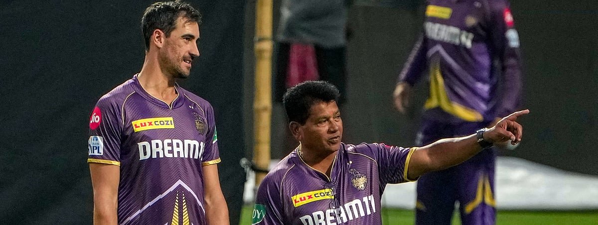 PTI Photo/Swapan Mahapatra : Chandrakant Pandit with Mitchell Starc during a Kolkata Knight Riders practice session.