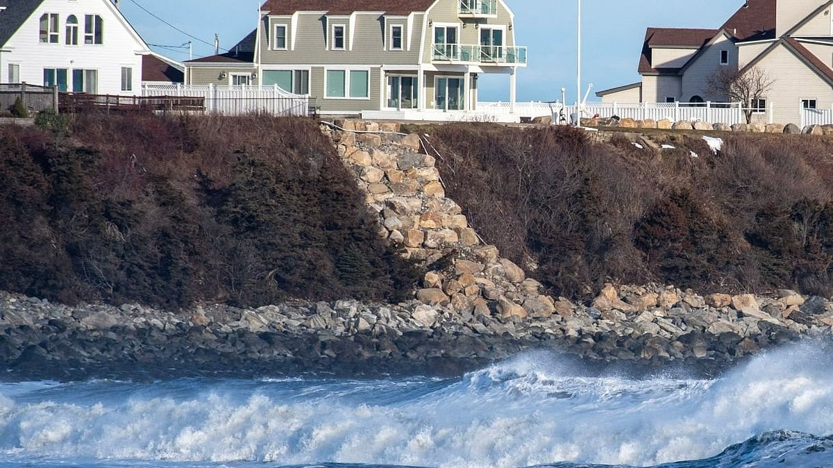 Getty images : Large waves pound the beach and coast in Hampton(File)