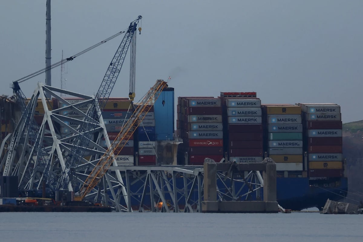 AP : Sparks fly as workers start to remove a section of the Francis Scott Key Bridge |