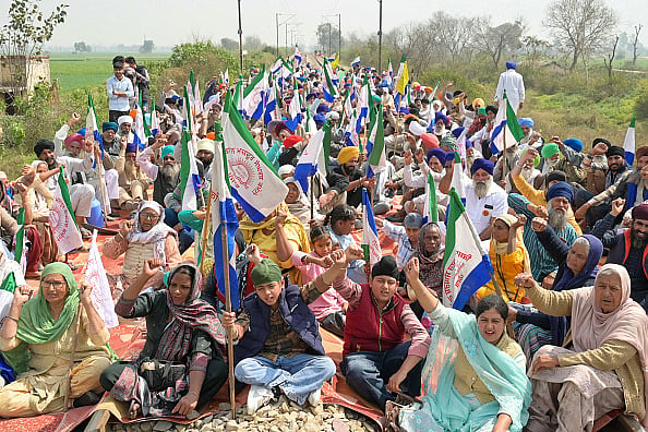 Getty Images : Farmers block railway tracks 
