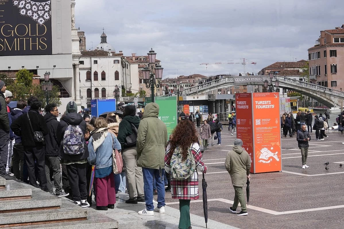 AP : Venice launches a pilot program to charge day-trippers