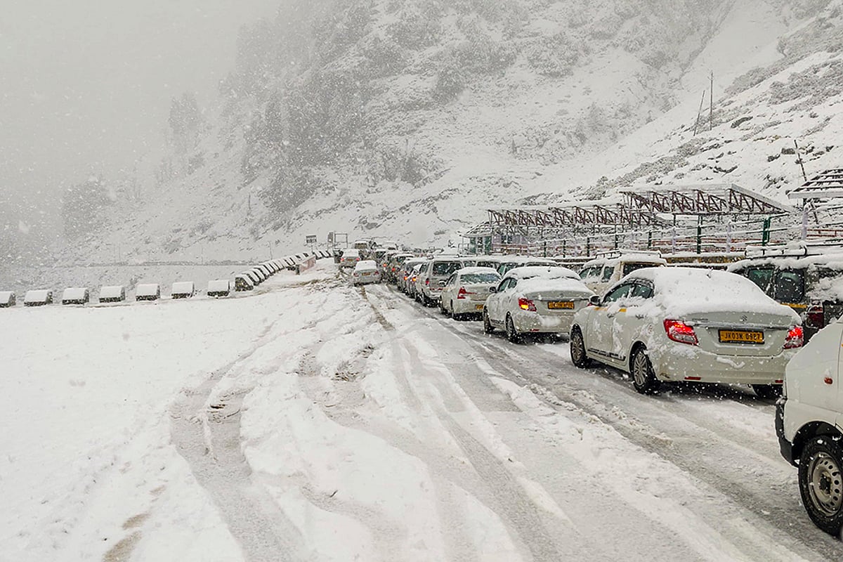 Weather: Snowfall in Anantnag