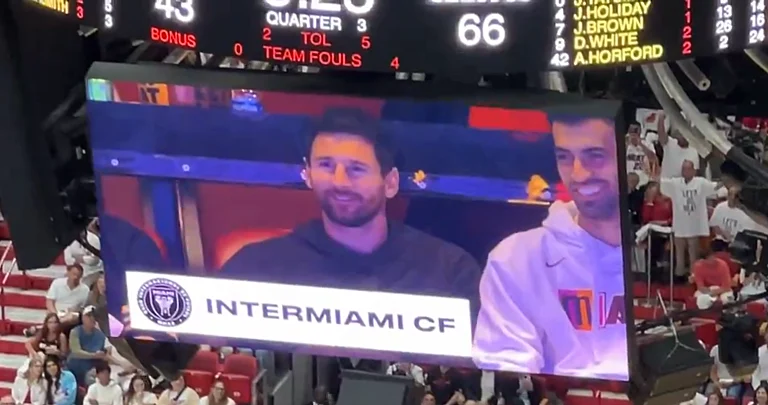 Lionel Messi and Sergio Busquets on the big screen. - Screengrab (X| @WillManso)
