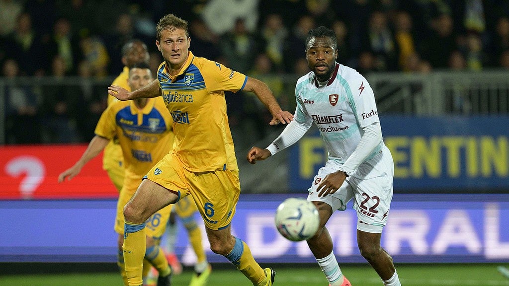 Alfredo Falcone/LaPresse : Frosinone's Simone Romagnoli, left, and Salernitana's Chukwubuikem Ikwuemesi battle for the ball during their Serie A 2023-24 match at the Frosinone Benito Stirpe stadium in Italy.