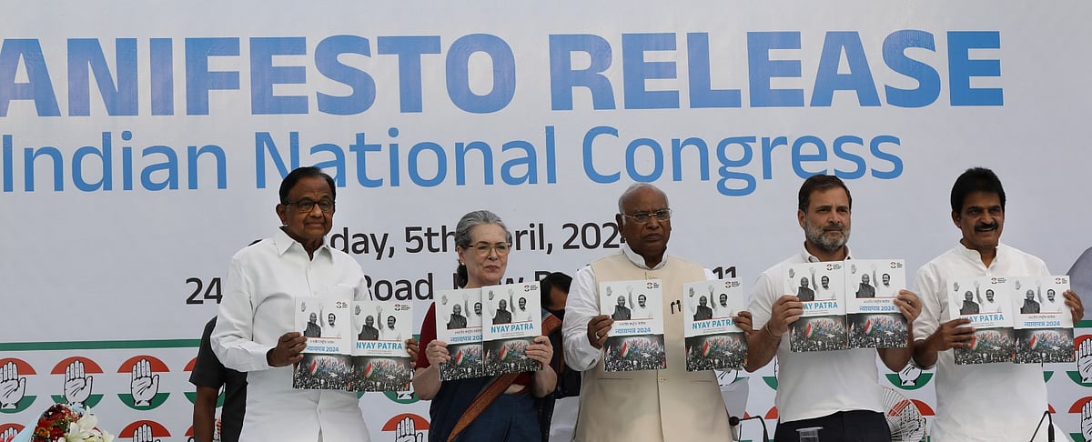 Suresh K Pandey : Congress President Mallikarkun Kharge with senior party leaders Sonia Gandhi, Rahul Gandhi, KC Venugopal and P. Chidambaram releases the party's manifesto