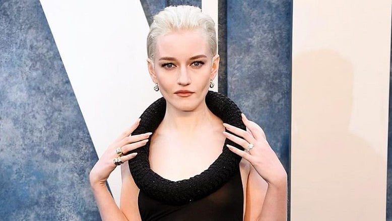 Instagram : Julia Garner