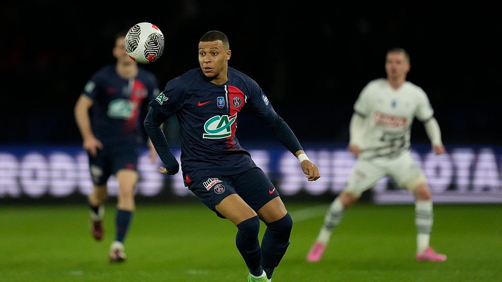 (AP Photo/Thibault Camus) : PSG's Kylian Mbappe controls the ball during the French Cup semifinal soccer match between Paris Saint-Germain and Rennes at the Parc des Princes stadium in Paris, France, Wednesday, April 3, 2024. 