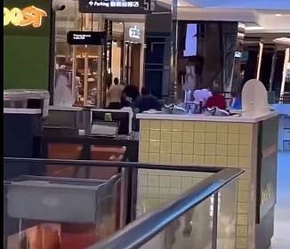 X/@greekcitytimes : Visual from the Sydney mall where the attack took place |